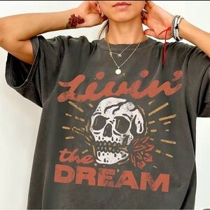 Graphic Skull 'Livin' the Dream' Tee - Black acid wash